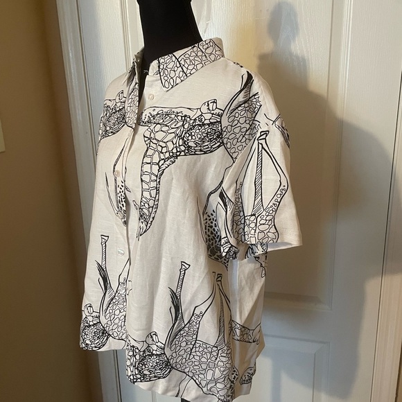 Jane + Delancey Giraffe Novelty Print Short Sleeve Button Down Shirt Top Size M - Picture 2 of 8